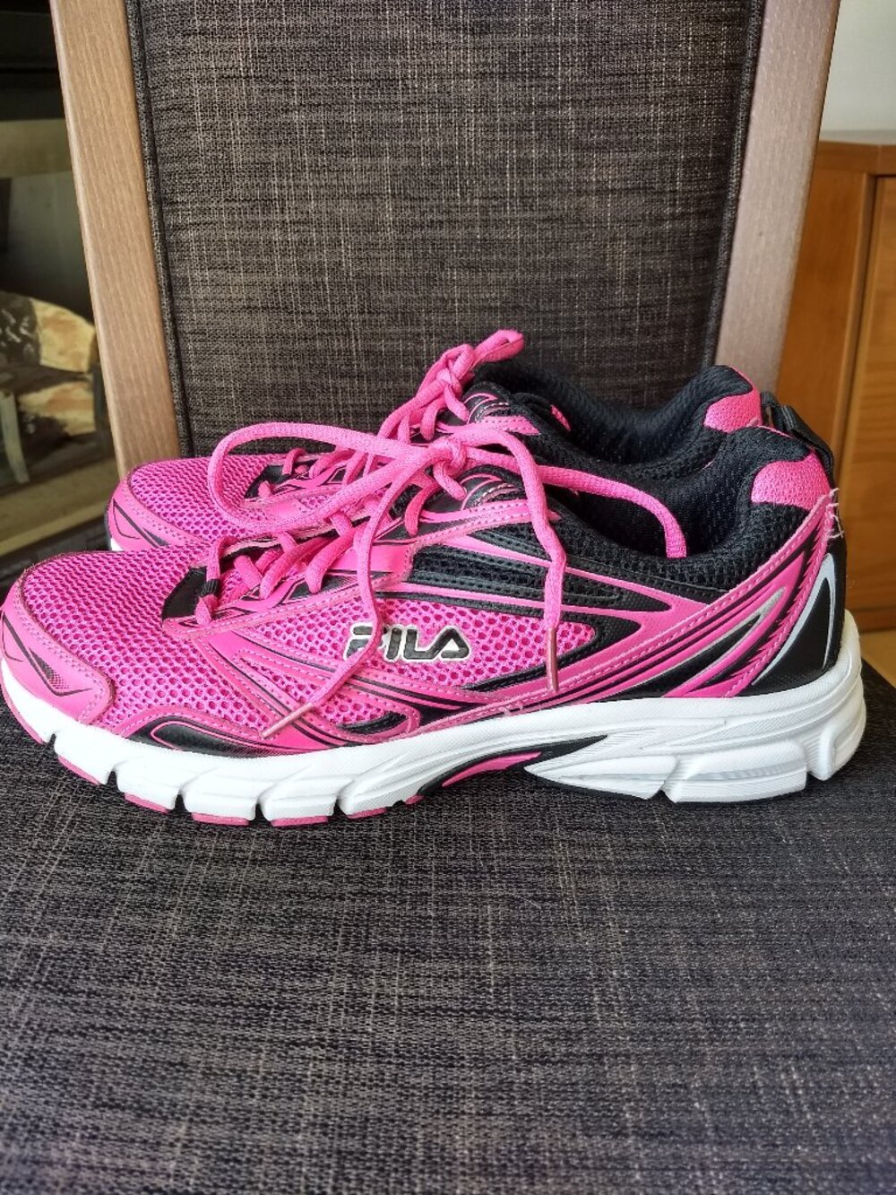 Fila women’s Lace Sneakers Size 10